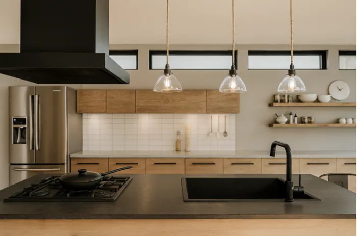 対面式キッチンとペンダントライトの図解