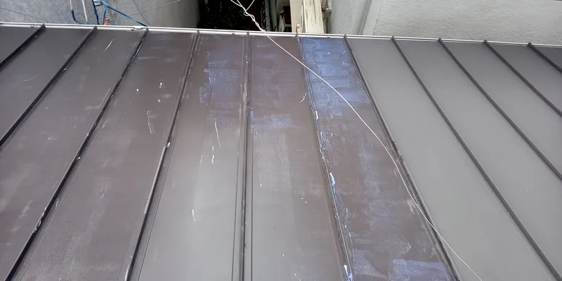 屋根塗装の下地剤の施工