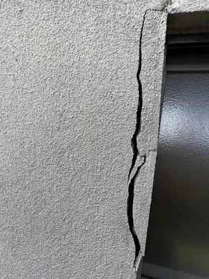 外壁の経年劣化によるクラック